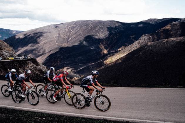 2025 Vuelta Ciclista a Espana Stage 17 Picture by Zac Williams SWpix.com - 10 09 2025 - Cycling - 2025 Vuelta Ciclista a Espana Stage 17, O Barco de Valderras to Alto de El Morredero, Spain - Jai Hindley, Red Bull Bora Hansgrohe, Jonas Vingegaard, Visma Lease a Bike, Tom Pidcock, Q36.5 Pro Cycling Team, Joao Almedia, UAE Team Emirates XRG, Matthew Riccitello, Israel Premier Tech. Copyright: x xSWpix.comx(t axPhotographyxHubxLtd)xZacxWilliams SWpix.comx SWP-2645