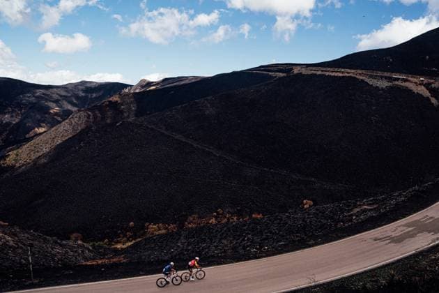2025 Vuelta Ciclista a Espana Stage 17 Picture by Zac Williams SWpix.com - 10 09 2025 - Cycling - 2025 Vuelta Ciclista a Espana Stage 17, O Barco de Valderras to Alto de El Morredero, Spain - Dropped riders make their way up the final climb. Copyright: x xSWpix.comx(t axPhotographyxHubxLtd)xZacxWilliams SWpix.comx SWP-2645