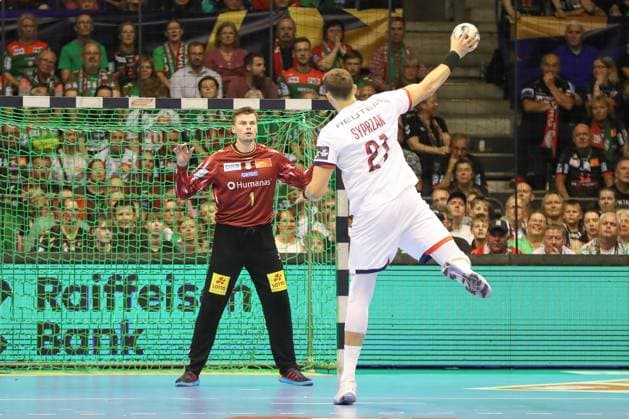 10 09 2025, xgox, Handball, EHF Champions League, SC Magdeburg Paris Saint Germain v l Sergey Hernandez Ferrer Magdeburg, 1 on seven-meter penalty against Kamil Syprzak Paris, 21 Magdeburg