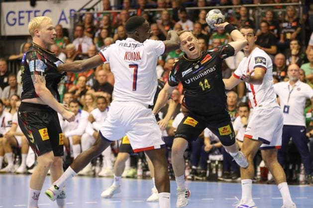 10 09 2025, xgox, Handball, EHF Champions League, SC Magdeburg Paris Saint Germain v l Magnus Saugstrup Magdeburg, 23 , Karl Konan Paris, 7 , Omar Ingi Magnusson Magdeburg, 14 , duel, duel, fight, tackle Magdeburg