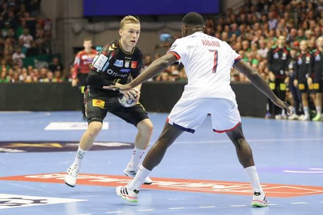 10 09 2025, xgox, Handball, EHF Champions League, SC Magdeburg Paris Saint Germain v l Gisli Thorgeir Kristjansson Magdeburg, 10 , Karl Konan Paris, 7 duel, duel, fight, tackle Magdeburg