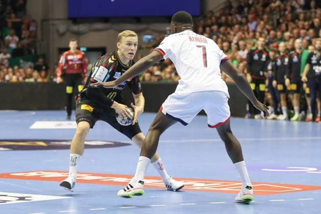 10 09 2025, xgox, Handball, EHF Champions League, SC Magdeburg Paris Saint Germain v l Gisli Thorgeir Kristjansson Magdeburg, 10 , Karl Konan Paris, 7 duel, duel, fight, tackle Magdeburg