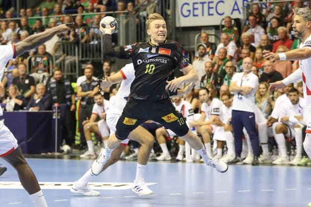 10 09 2025, xgox, Handball, EHF Champions League, SC Magdeburg Paris Saint Germain v l Gisli Thorgeir Kristjansson Magdeburg, 10 throws goal, goal scorer, scores goal, scores the goal Magdeburg