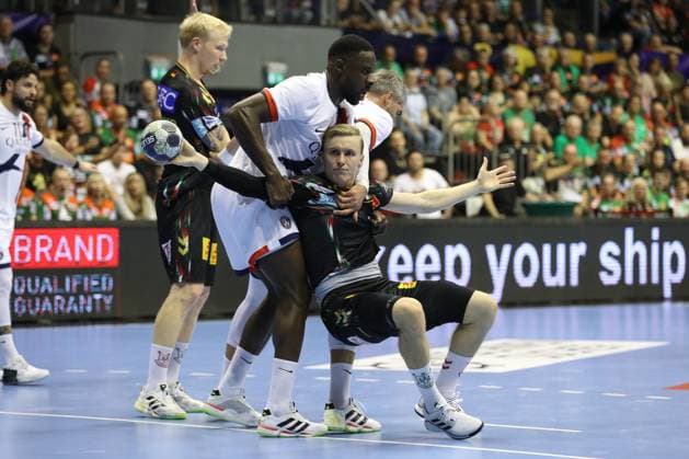 10 09 2025, xtgx, Handball, EHF Champions League, SC Magdeburg Paris Saint Germain v l Karl Konan Paris, 7 , Gisli Thorgeir Kristjansson Magdeburg, 10 duel, duel, fight, tackle Magdeubrg