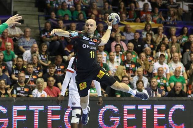 10 09 2025, xtgx, Handball, EHF Champions League, SC Magdeburg Paris Saint Germain v l Daniel Pettersson Magdeburg, 11 throws goal, goal scorer, scores goal, scores the goal Magdeubrg