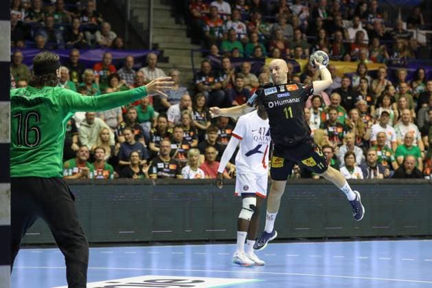 10 09 2025, xtgx, Handball, EHF Champions League, SC Magdeburg Paris Saint Germain v l Daniel Pettersson Magdeburg, 11 throws goal, goal scorer, scores goal, scores the goal Magdeubrg