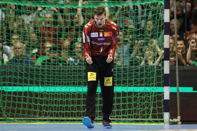 10 09 2025, xtgx, Handball, EHF Champions League, SC Magdeburg Paris Saint Germain v l Sergey Hernandez Ferrer Magdeburg, 1 cheers over held ball, defended, held, Torhueter Magdeubrg