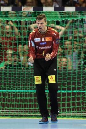 10 09 2025, xtgx, Handball, EHF Champions League, SC Magdeburg Paris Saint Germain v l Sergey Hernandez Ferrer Magdeburg, 1 cheers over held ball, defended, held, Torhueter Magdeubrg