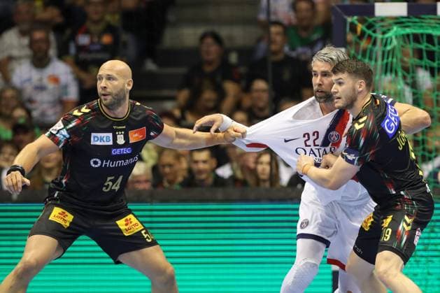 10 09 2025, xtgx, Handball, EHF Champions League, SC Magdeburg Paris Saint Germain v l Oscar Bergendahl Magdeburg, 54 , Luka Karabatic Paris, 22 , Elvar Orn Jonsson Magdeburg, 19 duel, duel, fight, tackle Magdeubrg