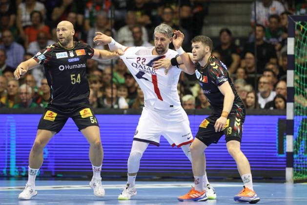 10 09 2025, xtgx, Handball, EHF Champions League, SC Magdeburg Paris Saint Germain v l Oscar Bergendahl Magdeburg, 54 , Luka Karabatic Paris, 22 , Elvar Orn Jonsson Magdeburg, 19 duel, duel, fight, tackle Magdeubrg