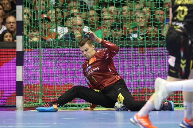 10 09 2025, xtgx, Handball, EHF Champions League, SC Magdeburg Paris Saint Germain v l Sergey Hernandez Ferrer Magdeburg, 1 save, holds the ball, catches the ball, parries Magdeubrg