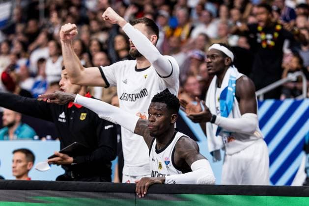 FIBA EuroBasket 2025 Germany Slovenia 10 09 2025 Dennis Schröder Germany, 17 goes along on the bench, cheers on FIBA EuroBasket 2025 Germany Slovenia Riga, Arena Riga on 10 09 2025 Copyright: xBEAUTIFULxSPORTS Wunderlx