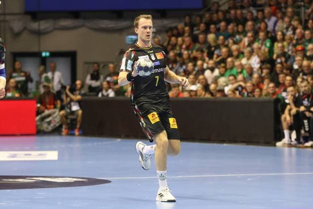 10 09 2025, xgox, Handball, EHF Champions League, SC Magdeburg Paris Saint Germain v l Felix Claar Magdeburg, 7 on the ball, plays the ball Magdeburg