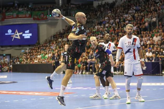 10 09 2025, xgox, Handball, EHF Champions League, SC Magdeburg Paris Saint Germain v l Daniel Pettersson Magdeburg, 11 throws goal, goal scorer, scores the goal Magdeburg