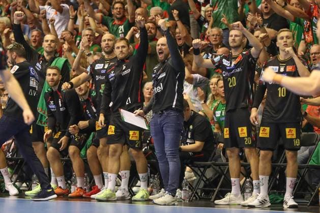 10 09 2025, xgox, Handball, EHF Champions League, SC Magdeburg Paris Saint Germain v l Yves Grafenhorst Magdeburg, Co Trainer , Albin Lagergren Magdeburg, 21 Jubel, Torjubel, jubelt ueber das Tor, celebrate the goal, celebration Magdeburg