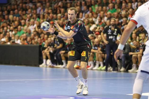 10 09 2025, xgox, Handball, EHF Champions League, SC Magdeburg Paris Saint Germain v l Felix Claar Magdeburg, 7 on the ball, plays the ball Magdeburg
