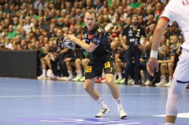 10 09 2025, xgox, Handball, EHF Champions League, SC Magdeburg Paris Saint Germain v l Felix Claar Magdeburg, 7 on the ball, plays the ball Magdeburg