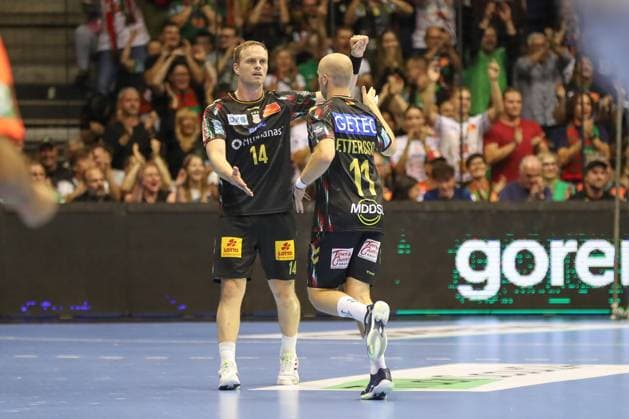 10 09 2025, xgox, Handball, EHF Champions League, SC Magdeburg Paris Saint Germain v l Omar Ingi Magnusson Magdeburg, 14 , Daniel Pettersson Magdeburg, 11 Jubel, Torjubel, jubelt ueber das Tor, celebrate the goal, celebration Magdeburg