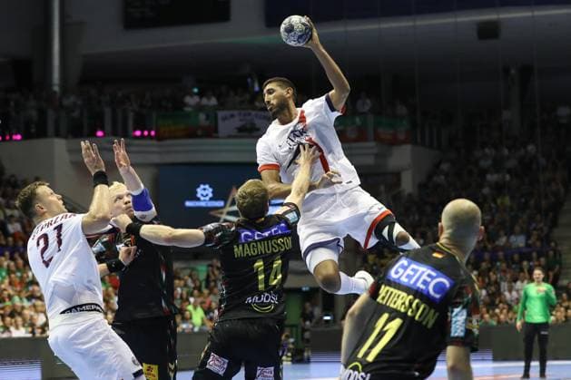 10 09 2025, xtgx, Handball, EHF Champions League, SC Magdeburg Paris Saint Germain v l Omar Ingi Magnusson Magdeburg, 14 , Yahia Khaled Fathy Omar Paris, 5 duel, duel, fight, tackle Magdeubrg
