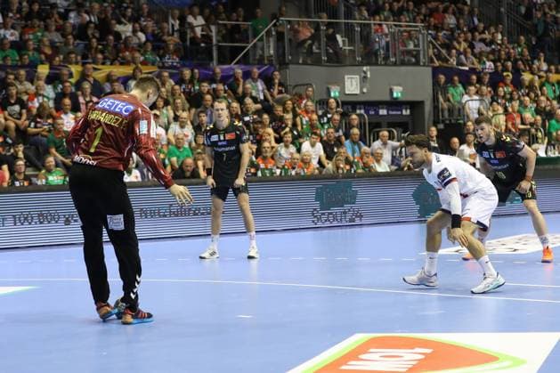 10 09 2025, xtgx, Handball, EHF Champions League, SC Magdeburg Paris Saint Germain v l Sergey Hernandez Ferrer Magdeburg, 1 , Sebastian Karlsson Paris, 10 Parade, holds the ball, catches the ball, parries seven-meter Magdeubrg