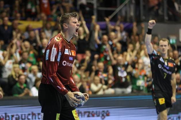 10 09 2025, xtgx, Handball, EHF Champions League, SC Magdeburg Paris Saint Germain v l Sergey Hernandez Ferrer Magdeburg, 1 cheers over held ball, defended, held, Torhueter Magdeubrg