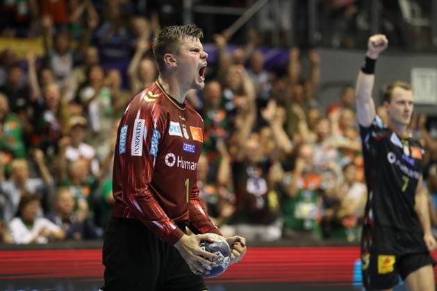 10 09 2025, xtgx, Handball, EHF Champions League, SC Magdeburg Paris Saint Germain v l Sergey Hernandez Ferrer Magdeburg, 1 cheers over held ball, defended, held, Torhueter Magdeubrg
