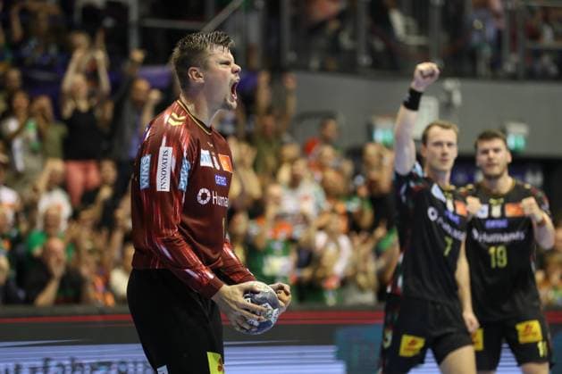 10 09 2025, xtgx, Handball, EHF Champions League, SC Magdeburg Paris Saint Germain v l Sergey Hernandez Ferrer Magdeburg, 1 cheers over held ball, defended, held, Torhueter Magdeubrg