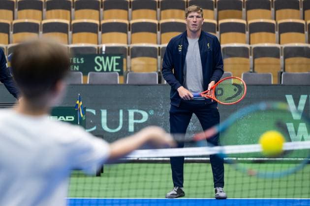 250911 AndrÃ Göransson of Sweden play against a child during the Davis Cup draw ceremony ahead of the match between Sweden and Tunisia on September 11, 2025 in Partille Photo Mathias Bergeld BILDBYRAN kod MB MB1200 tennis davis cup lottningen lotting draw ceremony sverige sweden bbeng tunisien tunisia  Copyright: MATHIASxBERGELD BB250911MB041