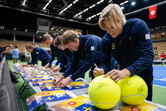 250911 Adam Heinonen and Leo Borg of Sweden sign autographs during the Davis Cup draw ceremony ahead of the match between Sweden and Tunisia on September 11, 2025 in Partille Photo Mathias Bergeld BILDBYRAN kod MB MB1200 tennis davis cup lottningen lotting draw ceremony sverige sweden bbeng tunisien tunisia  Copyright: MATHIASxBERGELD BB250911MB050