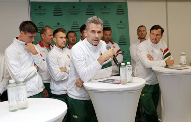 TENNIS - Davis Cup, HUN vs AUT DEBRECEN,HUNGARY,11.SEP.25 - TENNIS - ITF Davis Cup, qualification round 2, Hungary vs Austria, preview, draw and press conference, PK, Pressekonferenz Image shows captain Kornel Bardoczky (HUN) and his team.  GEPAxpictures xWalterxLuger