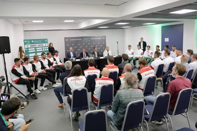 TENNIS - Davis Cup, HUN vs AUT DEBRECEN,HUNGARY,11.SEP.25 - TENNIS - ITF Davis Cup, qualification round 2, Hungary vs Austria, preview, draw and press conference, PK, Pressekonferenz Image shows the team of Austria, vice president Juergen Roth (OETV), Javier Moreno (ITF), mayor Laszlo Papp (Debrecen), general secretary Petra Schmitt (Hungarian Tennis Federation) and the team of Hungary. GEPAxpictures xWalterxLuger