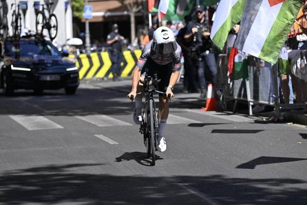 Spain’s La Vuelta cycling race cut short over protests against Israel VALLADOLID, SPAIN - SEPTEMBER 11: The 18th stage of Spain’s La Vuelta cycling race takes place in Valladolid, shortened due to anti-Israel demonstrations, on September 11, 2025. Originally planned as a 27.5-kilometer individual time trial, the stage was reduced to just 12 kilometers amid security concerns triggered by the protests. Burak Akbulut Anadolu Valladolid Spain. Editorial use only. Please get in touch for any other usage.  Copyright: x2025xAnadoluxBurakxAkbulutx