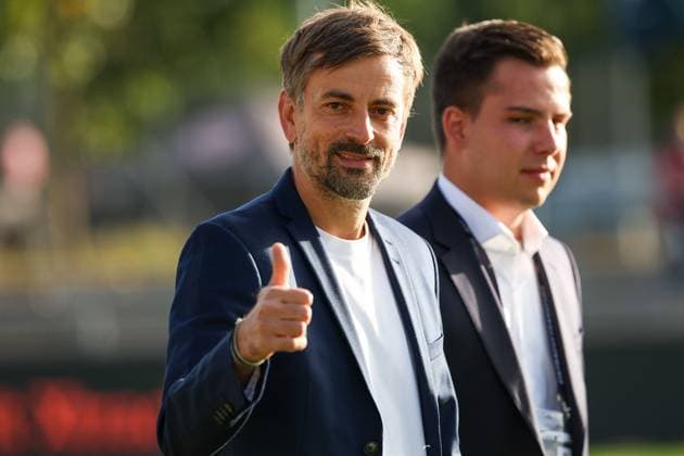 2025 09 10 xJFx Football UEFA Women Champions League Qualification Eintracht Frankfurt Real Madrid v l , Coach Niko Arnautis Eintracht Frankfurt in a good mood before the match, thumbs up DFL DFB REGULATIONS PROHIBIT ANY USE OF PHOTOGRAPHS as IMAGE SEQUENCES and or QUASI VIDEO Copyright: JoaquimxFerreira