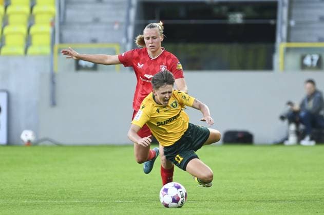 Leonie Vliek (twente) and Klaudia Maciazka (GKS) during match 3rd qualifying round for the UEFA Champions League Women between GKS Katowice Women vs FC Twente Women at the Arena Katowice in Katowice, Poland on September 11, 2025  Copyright: xMichalxDubiel IPAxSportx xipa-agency.netx xx IPA_64703902 IPA_Agency_IPA64703902