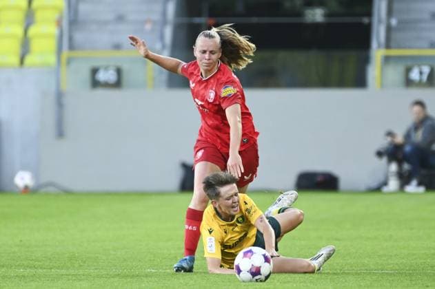 Leonie Vliek (Twente) and Klaudia Maciazka (GKS) during match 3rd qualifying round for the UEFA Champions League Women between GKS Katowice Women vs FC Twente Women at the Arena Katowice in Katowice, Poland on September 11, 2025  Copyright: xMichalxDubiel IPAxSportx xipa-agency.netx xx IPA_64703906 IPA_Agency_IPA64703906