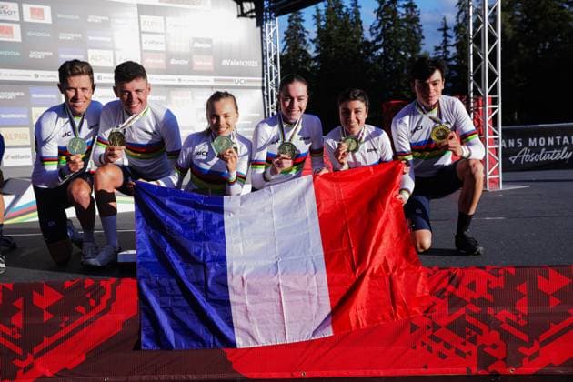 2025 UCI Mountain Bike World Championships Picture by Ed Sykes SWpix.com - 11 09 2025 - Cycling - 2025 UCI Mountain Bike World Championships - Cross-country Mixed Team Relay - Crans Montana, Valais, Switzerland - Mixed Team Relay Podium - Adrien Boichis, Lucas Teste, Loana Lecomte, Olivia Onesti, Lise Revol, Joshua Dubau (France) receiving the Gold Medal to become World Champions Copyright: x xSWpix.comx(t axPhotographyxHubxLtd)xEdxSykes SWpix.comx SWP-3030-3361