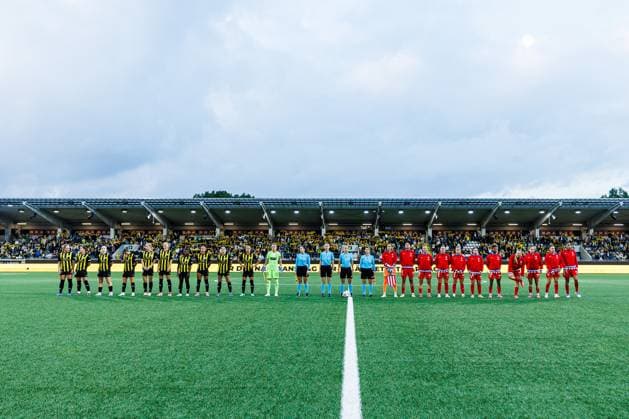 250911 Players of Häcken and of Atletico Madrid line up ahead of the first leg of Women s Champions League playoff football match between Häcken and Atletico Madrid on September 11, 2025 in Göteborg Photo Michael Erichsen BILDBYRAN COP 89 MI0874 fotboll football soccer fotball uefa womens champions league häcken atletico madrid dam bbeng play offs  Copyright: MICHAELxERICHSEN BB250911MI009