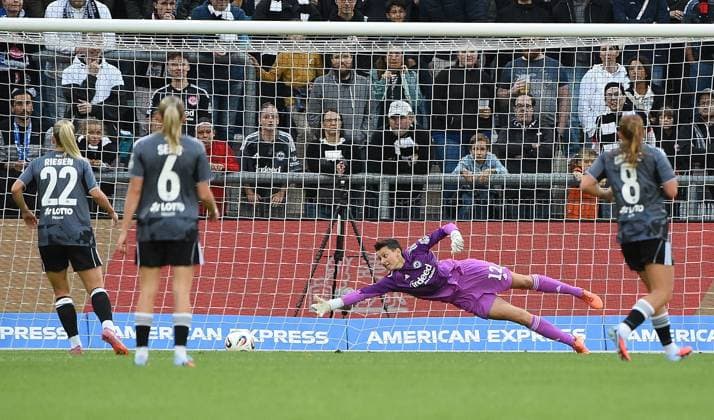 11 09 2025, xhbx, Fußball Quali Champions League, Eintracht Frankfurt Frauen Real Madrid Frauen v l Goal scored, Tor zum 0 1 durch Filippa Angeldahl Real Madrid , Lina Altenburg Eintracht Frankfurt Damen kann den Ball nicht halten DFL DFB REGULATIONS PROHIBIT ANY USE OF PHOTOGRAPHS as IMAGE SEQUENCES and or QUASI VIDEO Frankfurt