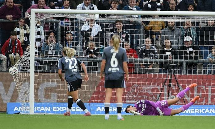 11 09 2025, xhbx, Fußball Quali Champions League, Eintracht Frankfurt Frauen Real Madrid Frauen v l Goal scored, Tor zum 0 1 durch Filippa Angeldahl Real Madrid , Lina Altenburg Eintracht Frankfurt Damen kann den Ball nicht halten DFL DFB REGULATIONS PROHIBIT ANY USE OF PHOTOGRAPHS as IMAGE SEQUENCES and or QUASI VIDEO Frankfurt