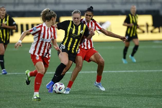 GOTHENBURG, SWEDEN 20250911 Häckens Alice Bergström with the ball tries to hold off Barcelonas Gabriela Garcia during Thursdays soccer match, third qualifying round match 1 in the best of 2, between BK Häcken and Barcelona de Madrid at Bravida arena GOTHENBURG SWEDEN x9200x  Copyright: xAdamxIhse TTx CHAMPIONS LEAGUE HÄCKEN-ATLETICO MADRID