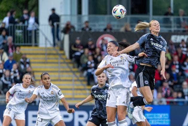 UWCL Qualification Eintracht Frankfurt Real Madrid, 11 09 2025 Nadine Riesen Eintracht Frankfurt, 22 misses a cross at a corner kick against Rocío Gálvez Real Madrid, 4 First leg of the UEFA Womens Champions League Qualification, 3rd round, between Eintracht Frankfurt and Real Madrid at Stadion am Brentanobad in Frankfurt am Main on 11 09 2025 Copyright: xBEAUTIFULxSPORTS Hahnex