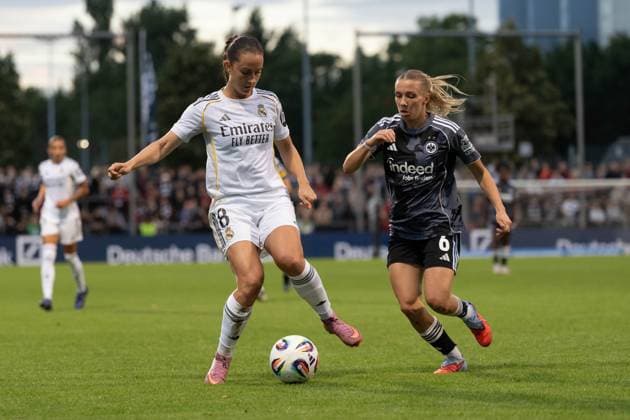 11.09.2025, xhfmx, Fussball Quali Champions League, Eintracht Frankfurt Frauen - Real Madrid Frauen v.l. Sara Däbritz (Real Madrid) im Zweikampf mit Elisa Senß (Eintracht Frankfurt) (DFL DFB REGULATIONS PROHIBIT ANY USE OF PHOTOGRAPHS as IMAGE SEQUENCES and or QUASI-VIDEO) Frankfurt *** 11 09 2025, xhfmx, Fußball Quali Champions League, Eintracht Frankfurt Frauen Real Madrid Frauen v l Sara Däbritz Real Madrid in duel with Elisa Senß Eintracht Frankfurt DFL DFB REGULATIONS PROHIBIT ANY USE OF PHOTOGRAPHS as IMAGE SEQUENCES and or QUASI VIDEO Frankfurt
