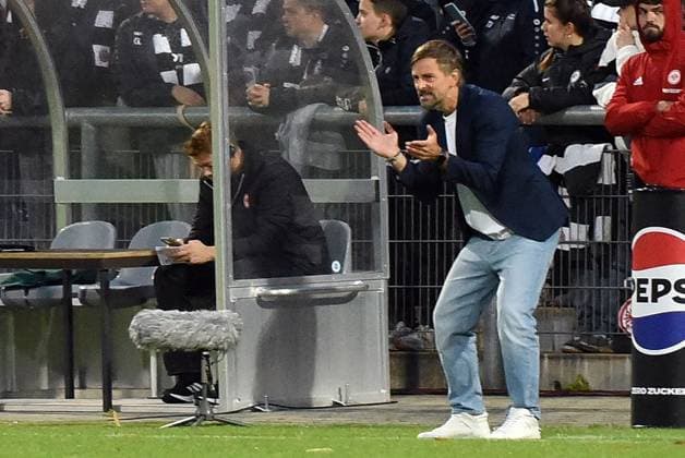 11 09 2025, xhbx, Soccer Quali Champions League, Eintracht Frankfurt Women Real Madrid Women v l Coach Niko Arnautis Eintracht Frankfurt Women DFL DFB REGULATIONS PROHIBIT ANY USE OF PHOTOGRAPHS as IMAGE SEQUENCES and or QUASI VIDEO Frankfurt