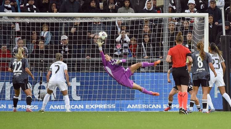 11 09 2025, xhbx, Fußball Quali Champions League, Eintracht Frankfurt Frauen Real Madrid Frauen v l Goal scored, Tor zum 0 2 durch Signe Bruun Real Madrid , Lina Altenburg Eintracht Frankfurt Damen kann den Ball nicht halten DFL DFB REGULATIONS PROHIBIT ANY USE OF PHOTOGRAPHS as IMAGE SEQUENCES and or QUASI VIDEO Frankfurt