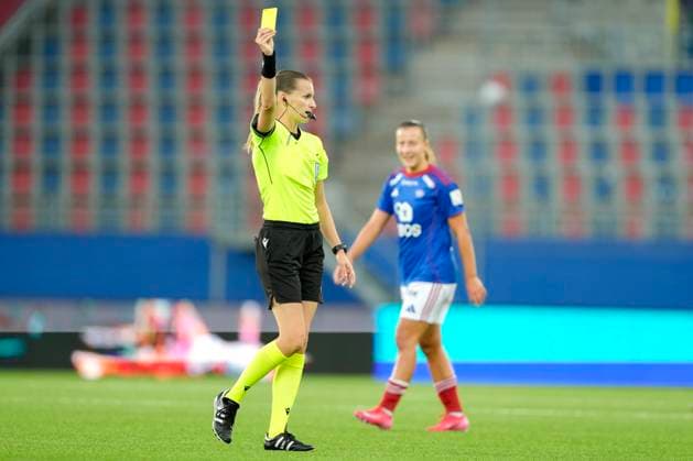 Champions League Women s Qualification Valerenga Ferencvaros Oslo 20250911 Referee Miriama Bockova gives a yellow card to Ferencvarosi TCs Eszter Ott during the Champions League qualifying match between Valerenga Ferencvaros at Intility Arena Photo Cornelius Poppe NTB Oslo Norway EDITORIAL USE ONLY RESTRICTED USE FOR BETTING COMPANIES  Copyright: xCorneliusxPoppex xNTBx