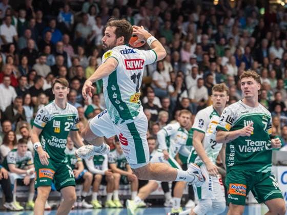 Lukas Binder SC DHfK Leipzig, 11 comes free to throw at the circle, Frisch Auf Goeppingen vs SC DHfK Leipzig, Handball, 1 Bundesliga, Men, Season 2025 2026, 11 09 2025, Frisch Auf Goeppingen vs SC DHfK Leipzig, Handball, 1 Bundesliga, Men, Season 2025 2026, 11 09 2025 Goeppingen Copyright: xEibner-Pressefoto MichaelxSchmidx EP_MST