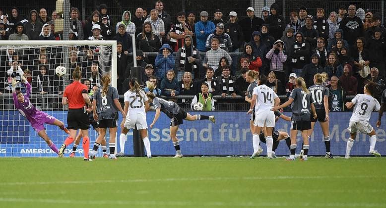 11 09 2025, xhbx, Fußball Quali Champions League, Eintracht Frankfurt Frauen Real Madrid Frauen v l Goal scored, Tor zum 0 2 durch Signe Bruun Real Madrid , Lina Altenburg Eintracht Frankfurt Damen kann den Ball nicht halten DFL DFB REGULATIONS PROHIBIT ANY USE OF PHOTOGRAPHS as IMAGE SEQUENCES and or QUASI VIDEO Frankfurt