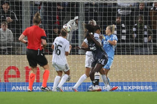 2025 09 10 xJFx Football UEFA Women Champions League Qualification Eintracht Frankfurt Real Madrid v l , Nicole Anyomi Eintracht Frankfurt heads the goal to 1 2, Goalkeeper Merle Frohms Real Madrid DFL DFB REGULATIONS PROHIBIT ANY USE OF PHOTOGRAPHS as IMAGE SEQUENCES and or QUASI VIDEO Copyright: JoaquimxFerreira