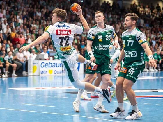 Tim Maximilian Hertzfeld SC DHfK Leipzig, 72 asserts himself at the circle against Ymir Oern Gislason Frisch Auf Goeppingen, 33 and David Schmidt Frisch Auf Goeppingen, 77, Frisch Auf Goeppingen vs SC DHfK Leipzig, Handball, 1 Bundesliga, Men, Season 2025 2026, 11 09 2025, Frisch Auf Goeppingen vs SC DHfK Leipzig, Handball, 1 Bundesliga, Men, Season 2025 2026, 11 09 2025 Goeppingen Copyright: xEibner-Pressefoto MichaelxSchmidx EP_MST