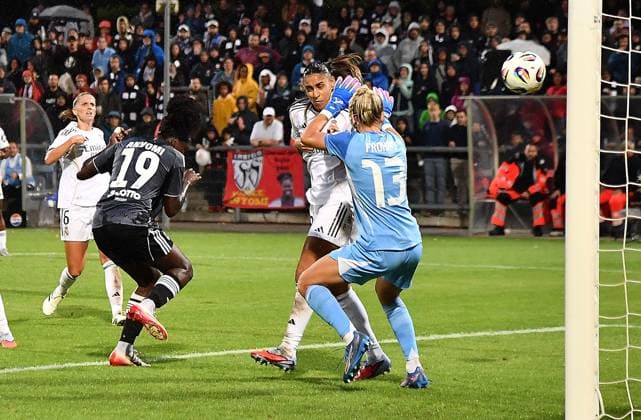 11 09 2025, xhbx, Fußball Quali Champions League, Eintracht Frankfurt Frauen Real Madrid Frauen v l Goal scored, Tor zum 1 2 Nicole Anyomi Eintracht Frankfurt Damen , Maelle Lakrar Real Madrid , Merle Frohms Real Madrid DFL DFB REGULATIONS PROHIBIT ANY USE OF PHOTOGRAPHS as IMAGE SEQUENCES and or QUASI VIDEO Frankfurt